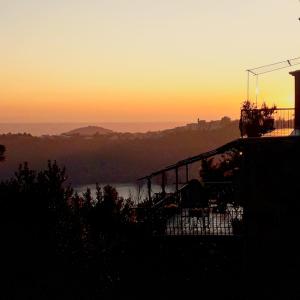 ネーミにあるVistalago Guesthouseの丘の上からの夕日の眺め