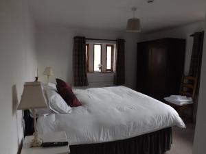 Een bed of bedden in een kamer bij The Griffin Inn