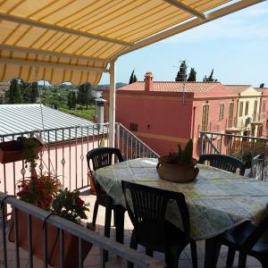 un patio con tavolo e sedie sul balcone. di Casa vacanze Antonella Pula a 750mt dal centro. a Pula