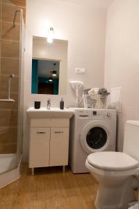 y baño con lavadora y lavamanos. en Apartament Biały Królik en Ustrzyki Dolne