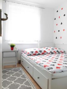 Postel nebo postele na pokoji v ubytování Apartament Biały Królik