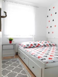 Posteľ alebo postele v izbe v ubytovaní Apartament Biały Królik