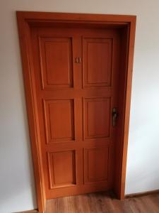 a wooden door in the corner of a room at Hotel Khail in Maria Lanzendorf +21 photos