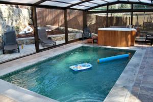 Collado MedianoにあるCasa Rural Villa Angeles con Piscina y Jacuzziの水中のいかだ付きスイミングプール