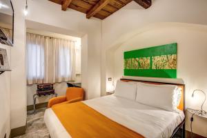 1 dormitorio con 1 cama y una pintura verde en la pared en Argileto Terra, en Roma