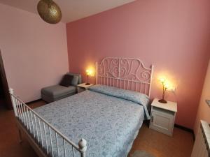 Near Villa Monastero and Castello di Vezio في فارنا: غرفة نوم فيها سرير وكرسي