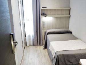 Posteľ alebo postele v izbe v ubytovaní Hostal Benidorm