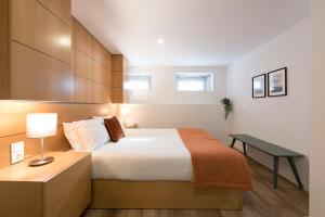 une chambre avec un grand lit et un bureau dans l'établissement Apartment Boavista Roundabout by Sweet Porto, à Porto