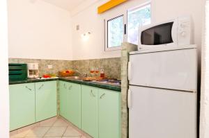 Villa Les Lieges de Palombaggia的厨房或小厨房