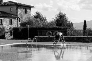Bazén v ubytování Borgo Antico Casalbosco Holiday Home & Winery nebo v jeho okolí