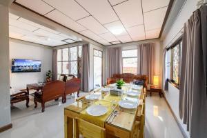 Μια τηλεόραση ή/και κέντρο ψυχαγωγίας στο Bluebell House Hatyai - Cosy 3 bedrooms for 10 pax - 9 mins drive to Lee Grd