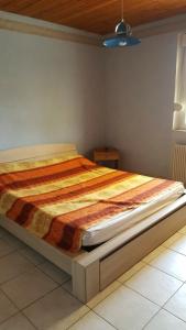 ein großes Bett in einem Zimmer mit in der Unterkunft Le repaire du deux roues in Saint-Sauveur