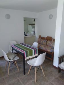 Habitación con mesa con sillas y sofá en Don Alfonso Departamento en San Carlos de Bariloche