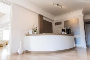 a white kitchen with a counter in a room at Punto Verde in Noci