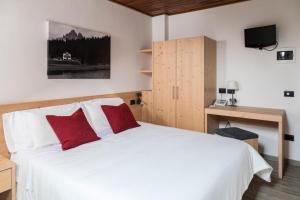 מיטה או מיטות בחדר ב-Hotel Miralago