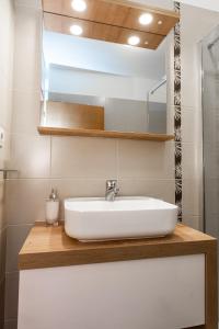 bagno con lavandino e specchio di Guest House Ankora a Skradin