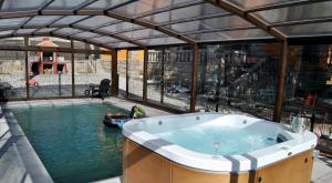 Basen w obiekcie Complejo Casas Rurales MANSIONES Y VILLAS DELUXE lub w pobliżu