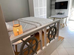 カンヌにあるLes Princesのテーブルとテレビが備わる客室のベッド1台分です。