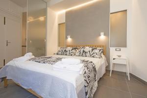 リオマッジョーレにあるNonno Danteの大きなベッドとタオル2枚のある寝室