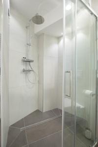 リオマッジョーレにあるNonno Danteの浴室のガラス扉付きシャワー