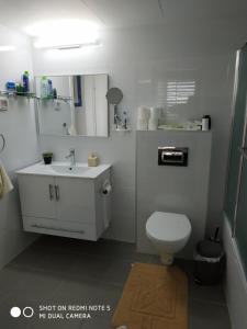 Phòng tắm tại עכו דירה חדשה ליד הים- Akko-brand new apartment +56 ảnh