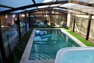 Basen w obiekcie Complejo Casas Rurales MANSIONES Y VILLAS DELUXE lub w pobliżu