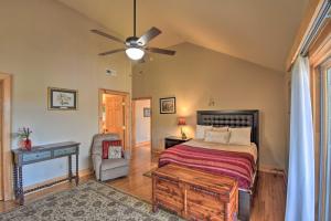 Postel nebo postele na pokoji v ubytování Spacious Lake Santeetlah Cottage with Lake Views!