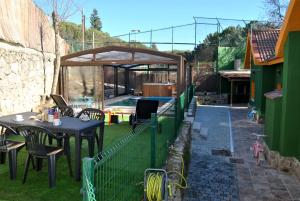 un patio con mesas y sillas en Complejo Casas Rurales MANSIONES Y VILLAS DELUXE, en Collado Mediano