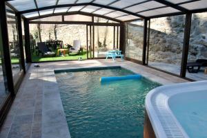Basen w obiekcie Complejo Casas Rurales MANSIONES Y VILLAS DELUXE lub w pobliżu