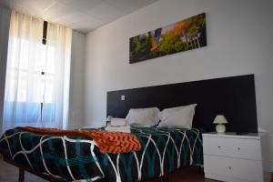 Un dormitorio con una cama con cabecero negro. en Guest House Henrique VIII, en Oporto