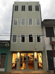 un edificio alto con ventanas laterales en Central Bed & Breakfast, en Iquitos