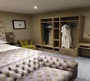 Cama ou camas em um quarto em Boulevard Hotel