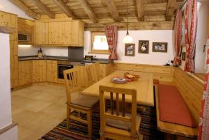 Η κουζίνα ή μικρή κουζίνα στο Skihütten LANG auf 1700 m in Hochkrimml, Zillertal Arena +21 φωτογραφίες