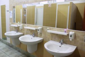 Ένα μπάνιο στο Envoy Hostel & Tours