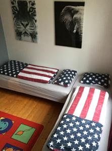 Habitación con 2 camas con banderas americanas en la pared en Ferienhaus am Mycklaflon, en Eksjö