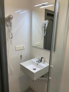 un baño con lavabo y espejo en Alevia, en Salamanca 27 fotos más