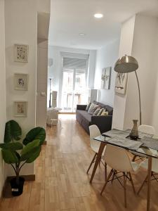 a living room with a table and a couch at ALC - Apartamento céntrico en calle Mayor in Alicante