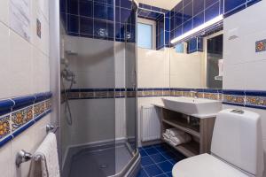 
a bathroom with a toilet, sink, and bathtub at Hotel Villa Wesset in Pärnu
