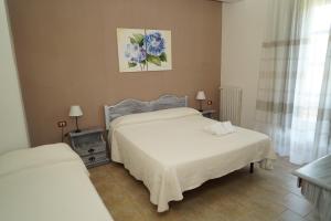 a bedroom with two beds and a window at Agriturismo La Petrosa in Ceraso