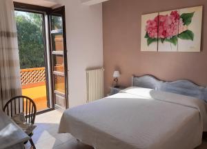 a bedroom with a bed and a large window at Agriturismo La Petrosa in Ceraso
