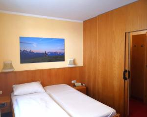 Postel nebo postele na pokoji v ubytování Hotel Rupertihaus