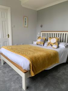 Un dormitorio con una cama grande con una manta. en Chy an Gwedhen, en St Ives