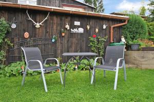 2 Stühle und ein Tisch im Hof in der Unterkunft Jürgen Ferienwohnung in Wernigerode