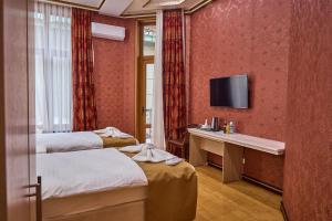 TV a/nebo společenská místnost v ubytování Queens Hotel