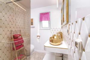 Koupelna v ubytování Woodhouse Resort + 34 fotografií