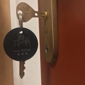 une serrure sur une porte avec clé dans l'établissement Hotel Bothe, à Považská Bystrica