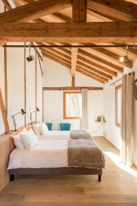 Un dormitorio con una cama grande en una habitación con techos de madera. en La Ferme du Lignon, en Ginebra