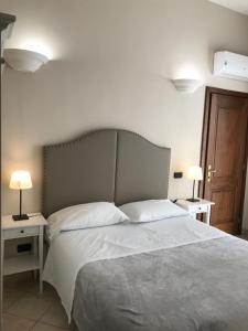 Postel nebo postele na pokoji v ubytování Hotel Paola + 37 fotografií