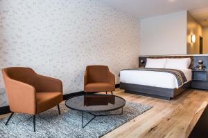 A bed or beds in a room at Hew & Draw Hotel