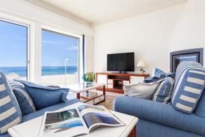 uma sala de estar com vista para o oceano em Residence Estrela do Mar em Salema